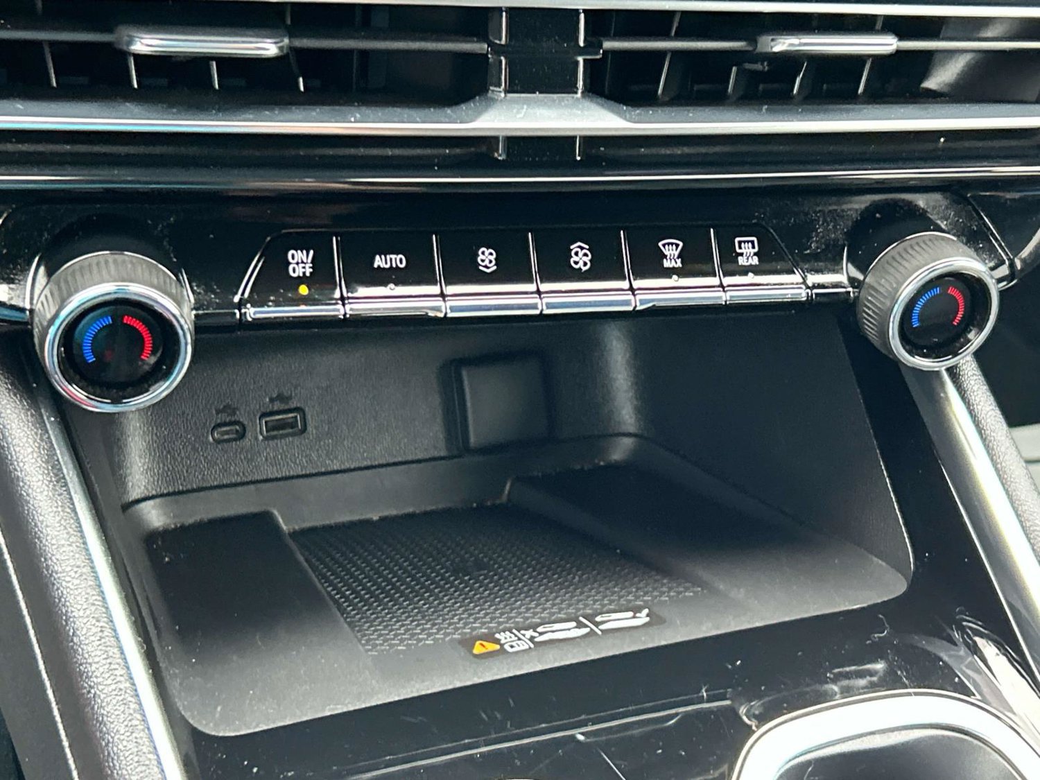 Used 2025 Chevrolet Traverse LT FWD image 40