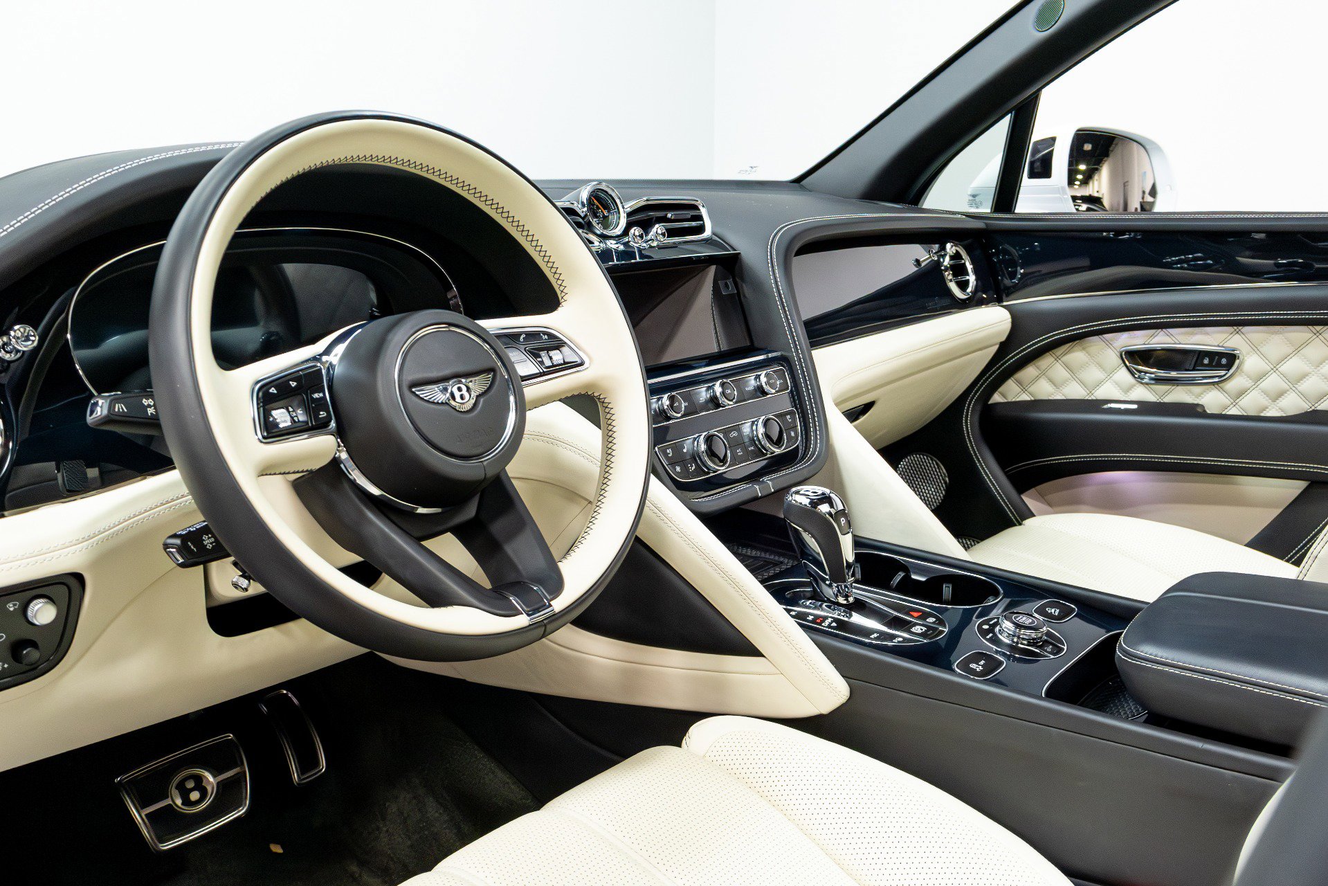 Used 2021 Bentley Bentayga w/ First Edition Specification image 10