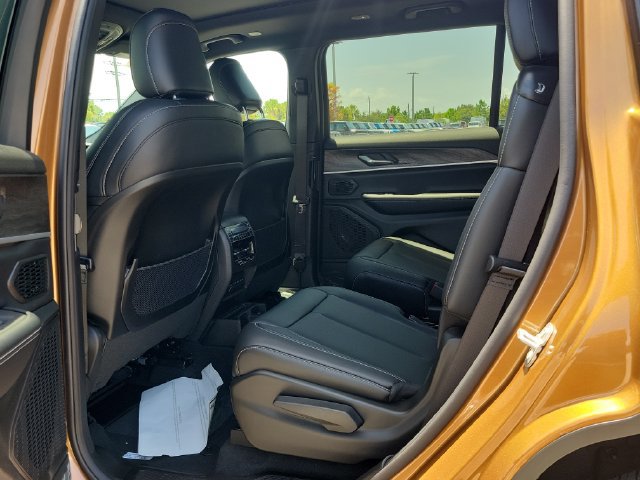 New 2026 Jeep Grand Cherokee L Limited w/ Luxury Tech Group II AWD/4WD image 9