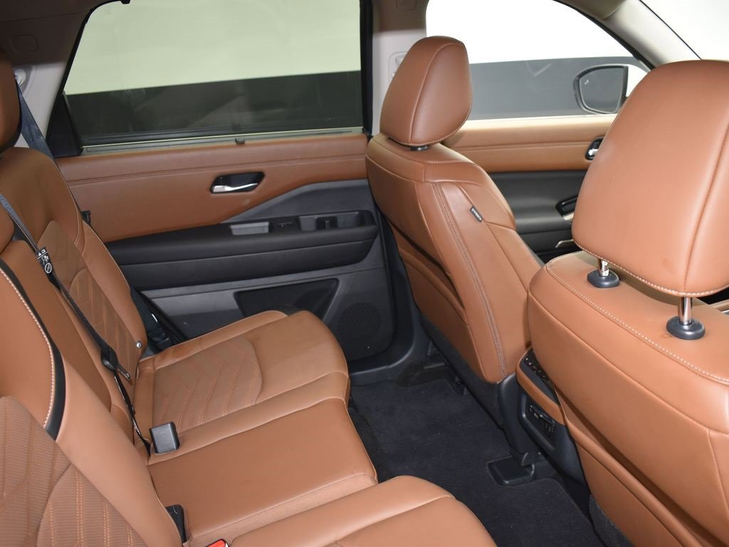 Used 2024 Nissan Pathfinder Platinum w/ Cargo Package image 21