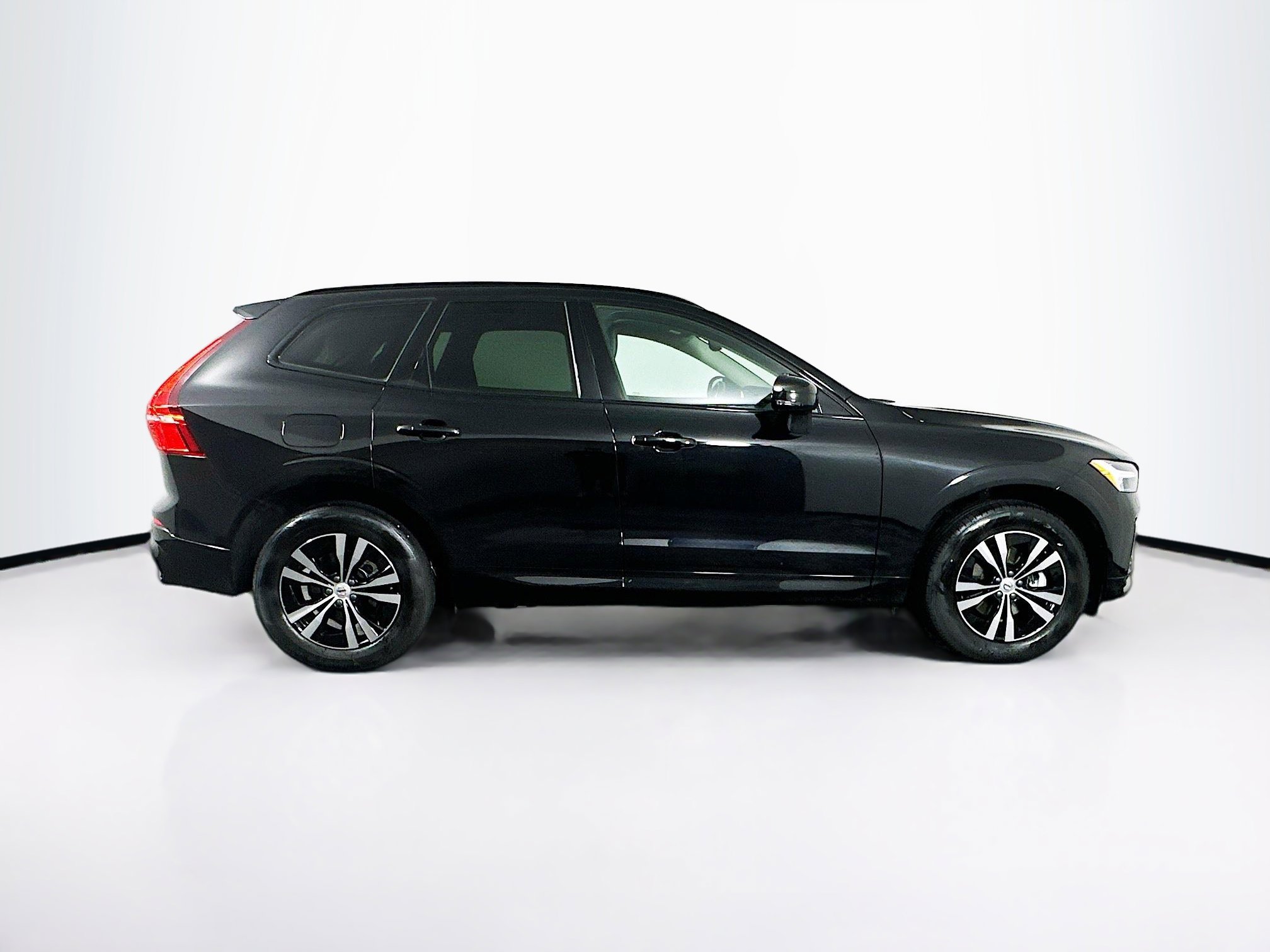 Used 2025 Volvo XC60 B5 Core image 10