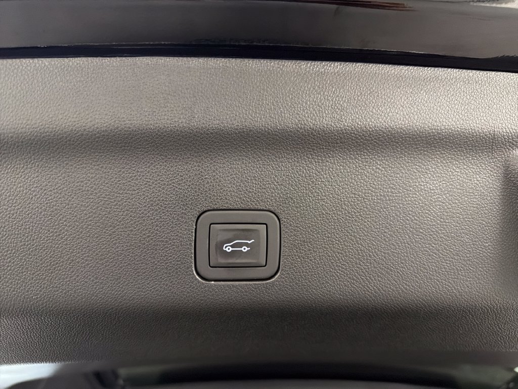 Used 2026 GMC Yukon Denali w/ Sun & Power Step Package AWD/4WD image 9