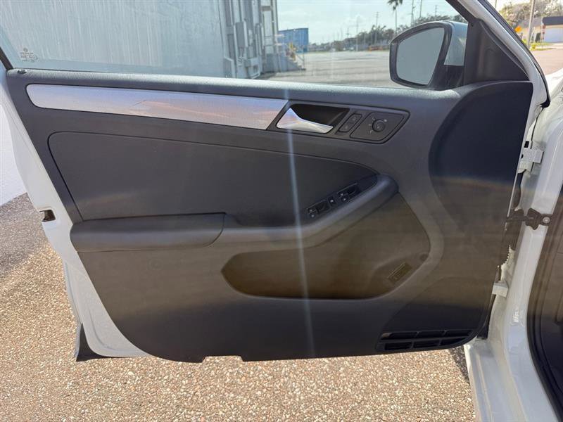 Used 2017 Volkswagen Jetta S image 9