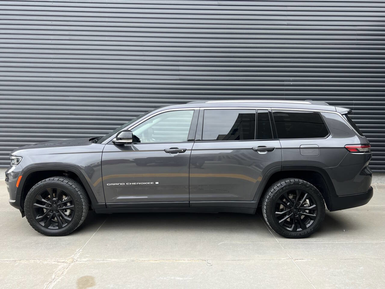 Used 2023 Jeep Grand Cherokee L Limited w/ Luxury Tech Group II image 9