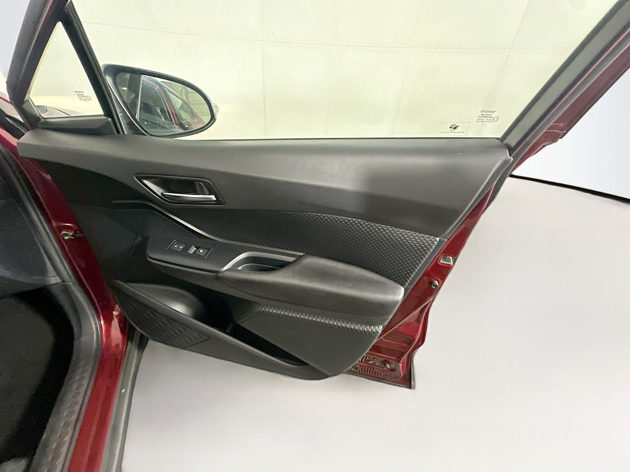 Used 2018 Toyota C-HR XLE FWD image 30