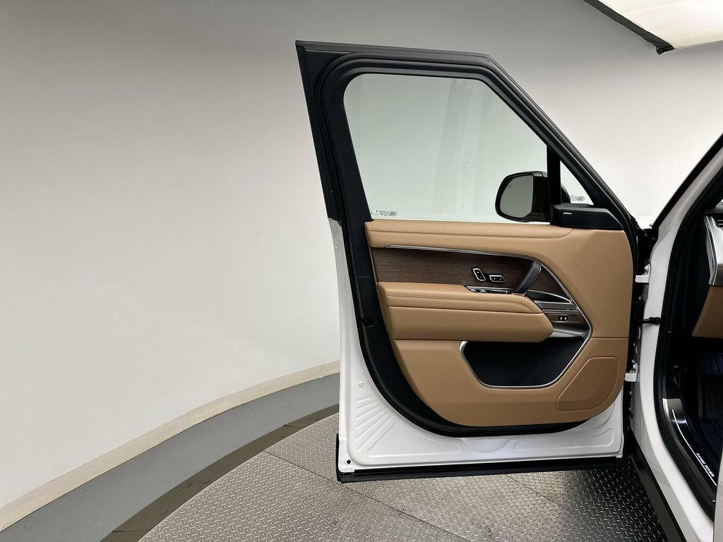 Certified 2025 Land Rover Range Rover SE AWD/4WD image 7