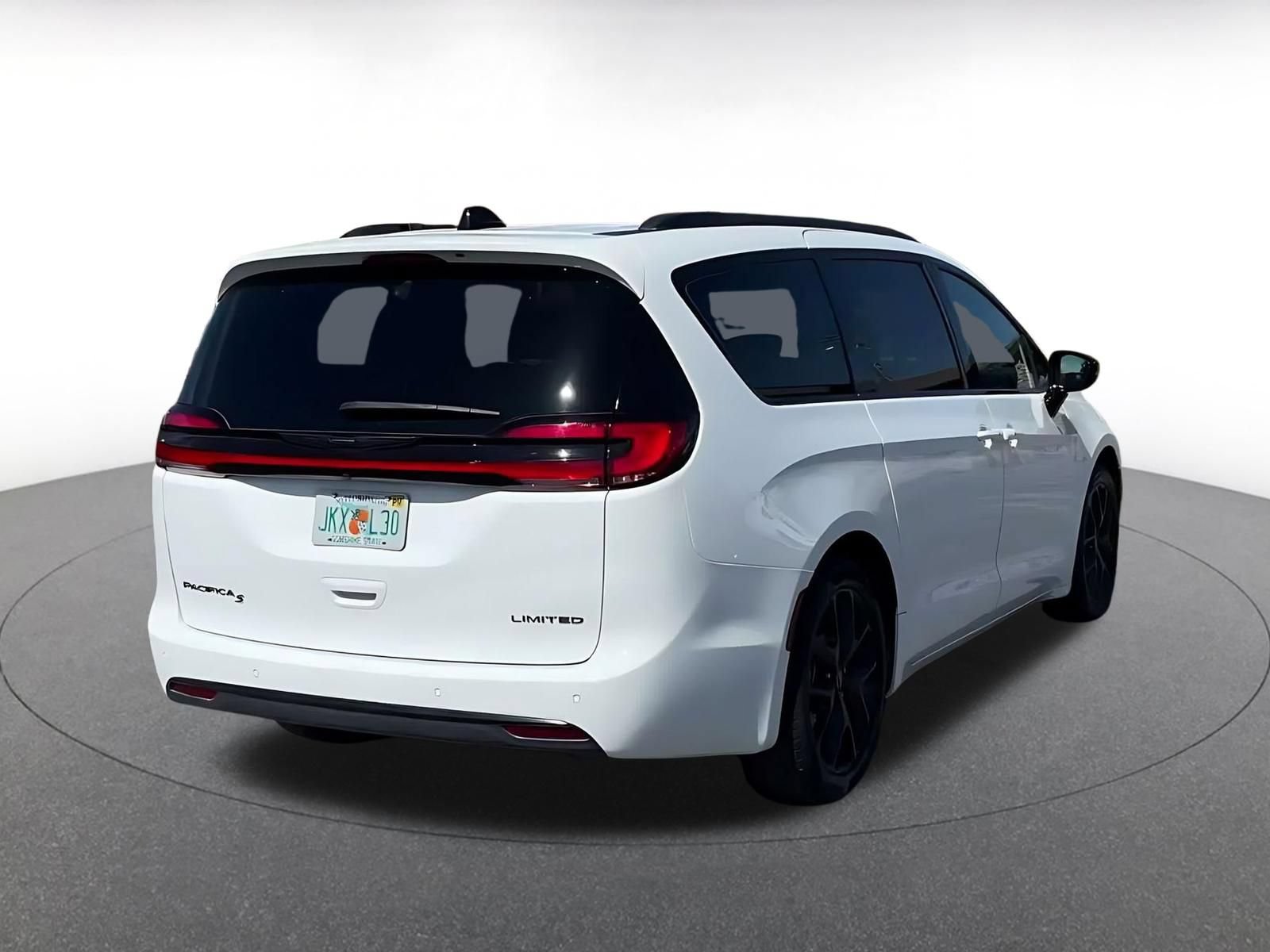 Used 2025 Chrysler Pacifica Limited FWD image 13