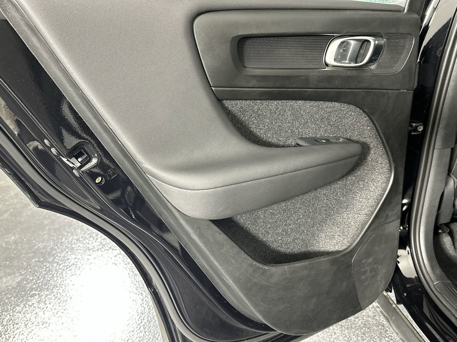 Used 2025 Volvo XC40 B5 Plus image 30