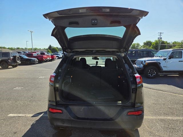 Used 2015 Jeep Cherokee Latitude w/ Cold Weather Group AWD/4WD image 24