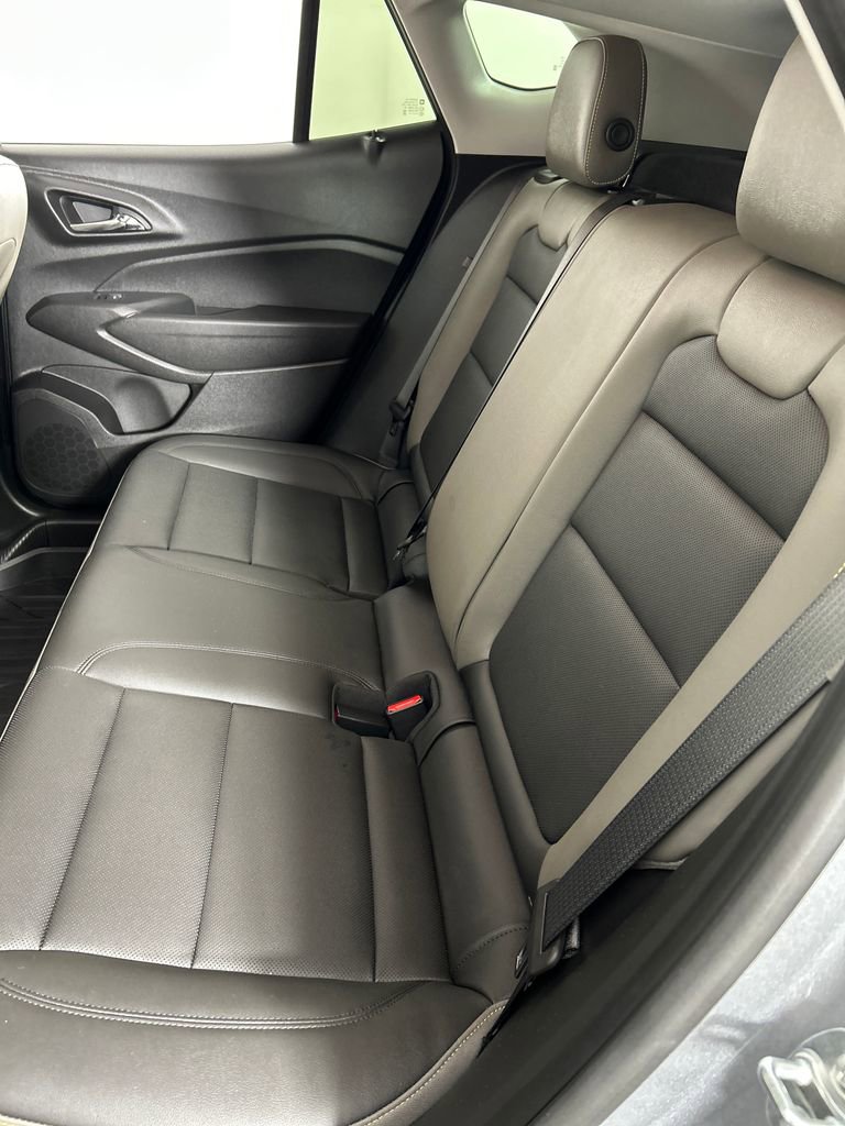 Used 2025 Chevrolet Trax ACTIV image 17