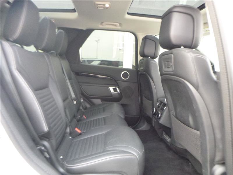 Used 2024 Land Rover Discovery S image 9