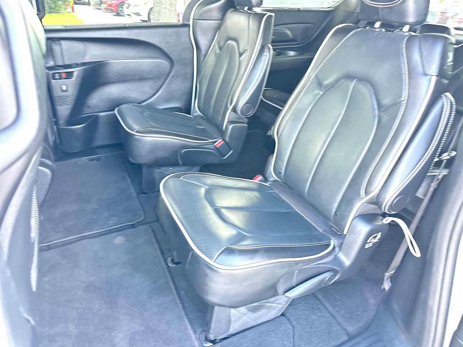 Used 2025 Chrysler Pacifica Limited FWD image 23