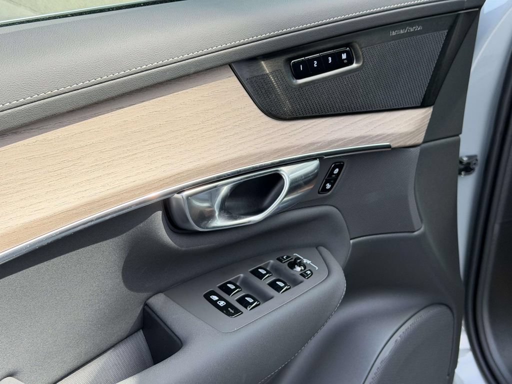 New 2026 Volvo XC90 B6 Plus w/ Protection Package Premier AWD/4WD image 17