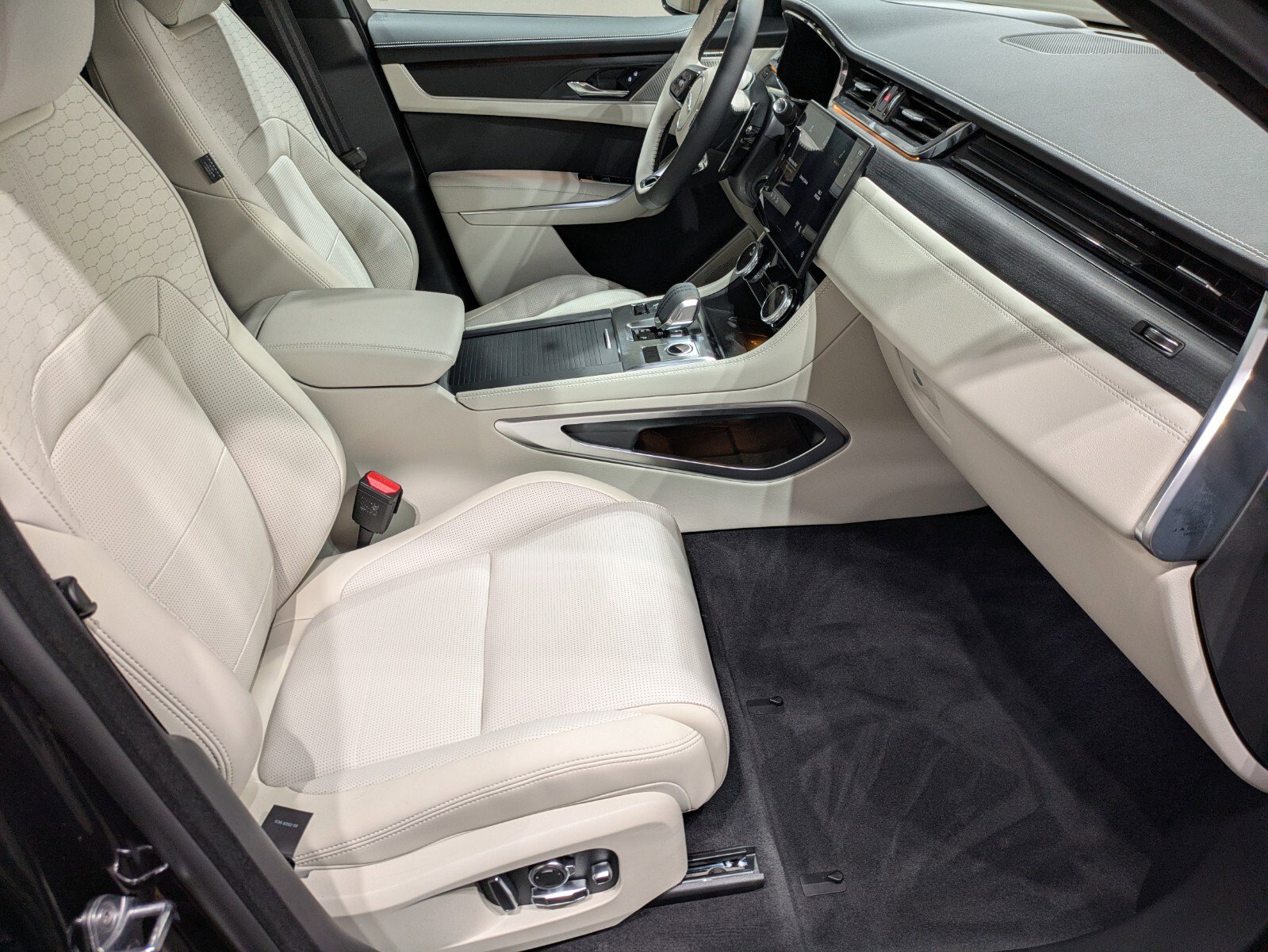 New 2026 Jaguar F-PACE R-Dynamic S image 25
