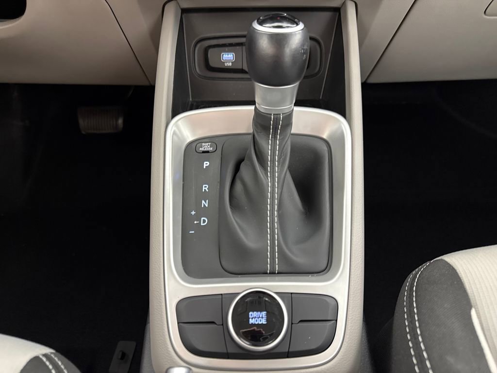 Used 2024 Hyundai Venue SEL image 16