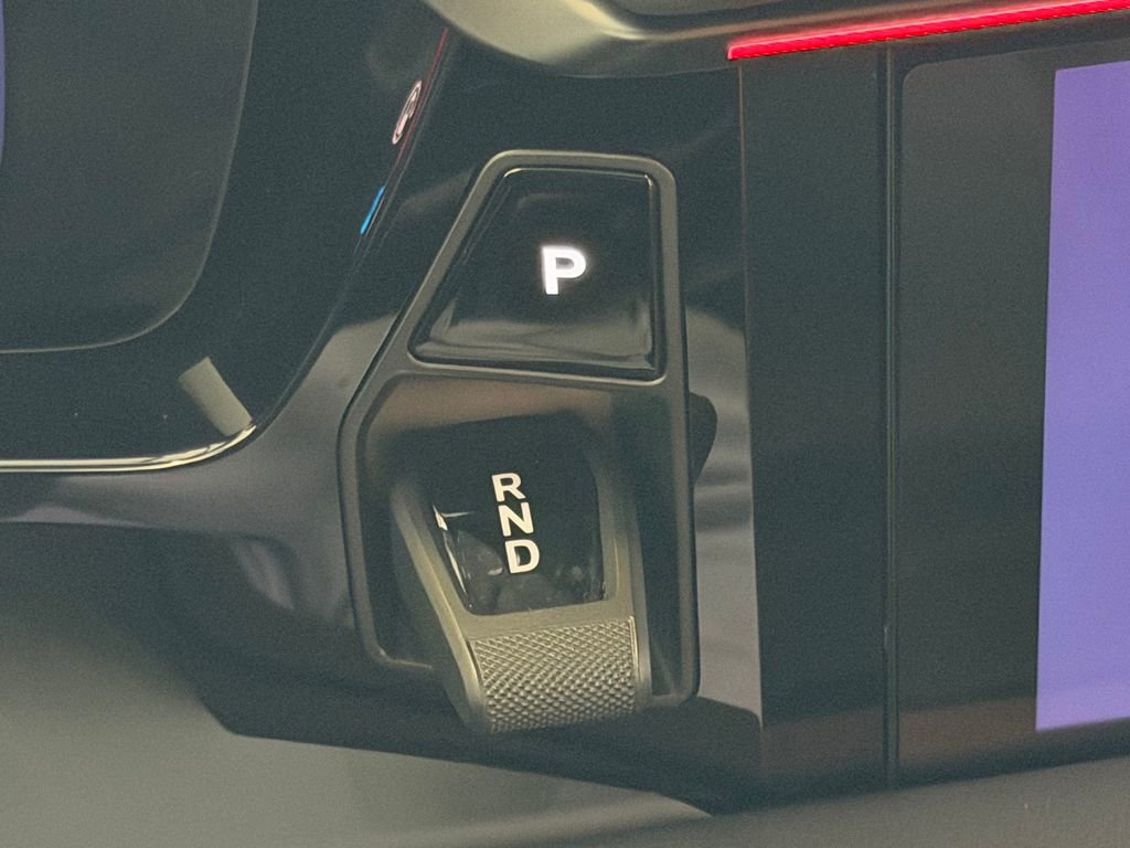 Certified 2025 Porsche Macan Turbo Electric AWD/4WD image 19