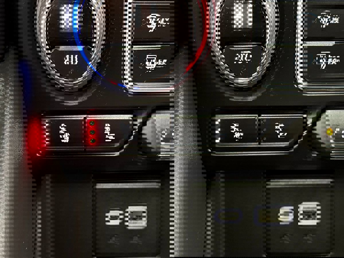 Used 2024 Chevrolet Suburban RST w/ Luxury Package image 29