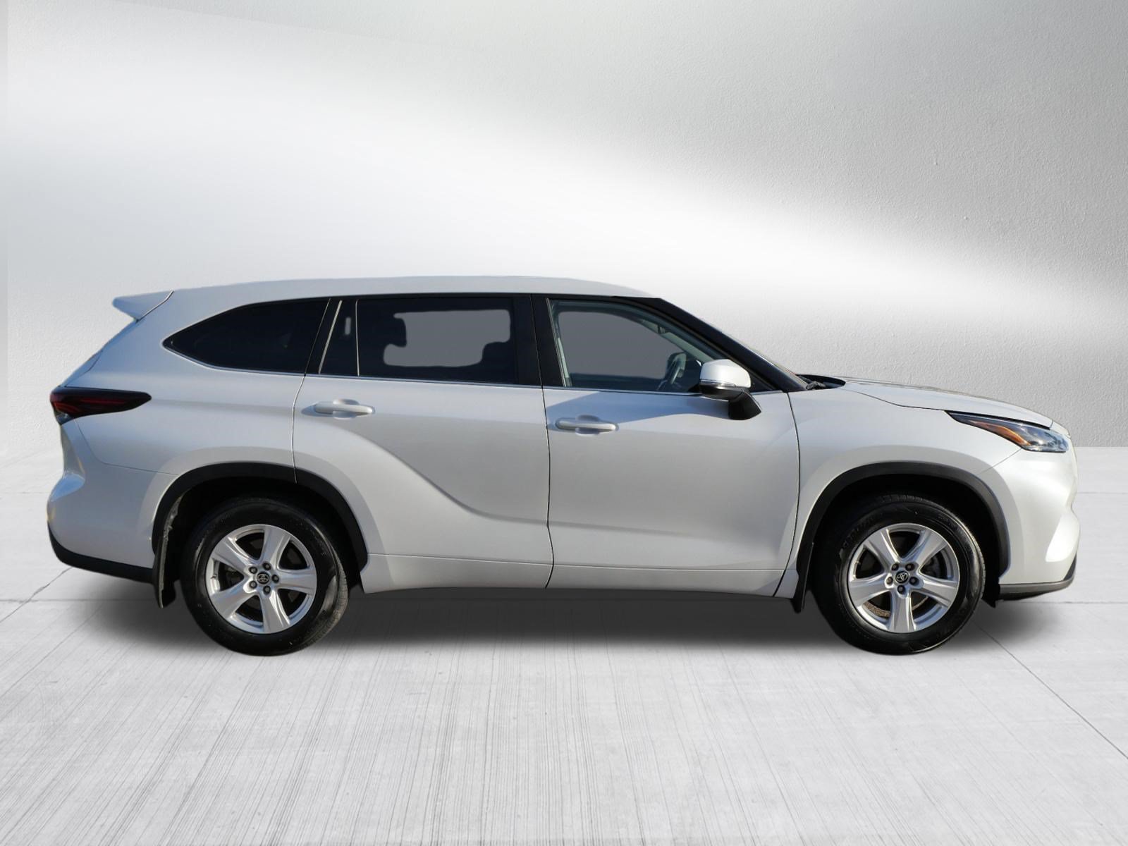 Used 2025 Toyota Highlander LE AWD/4WD image 8