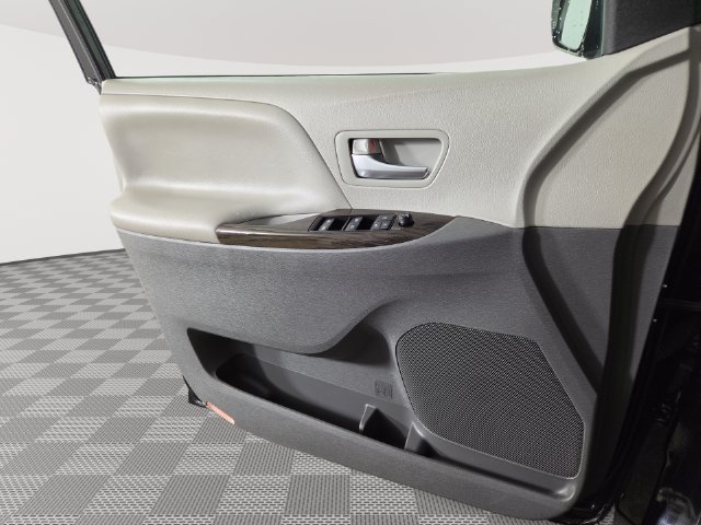 Used 2019 Toyota Sienna XLE Premium FWD image 30