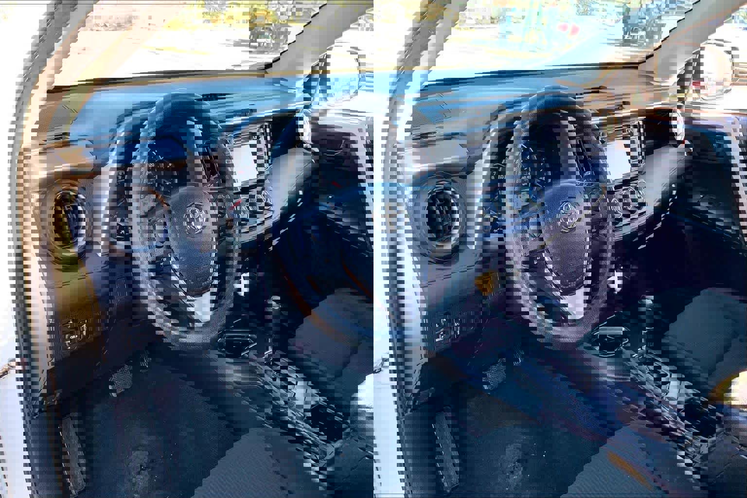 Used 2016 Toyota RAV4 LE image 17