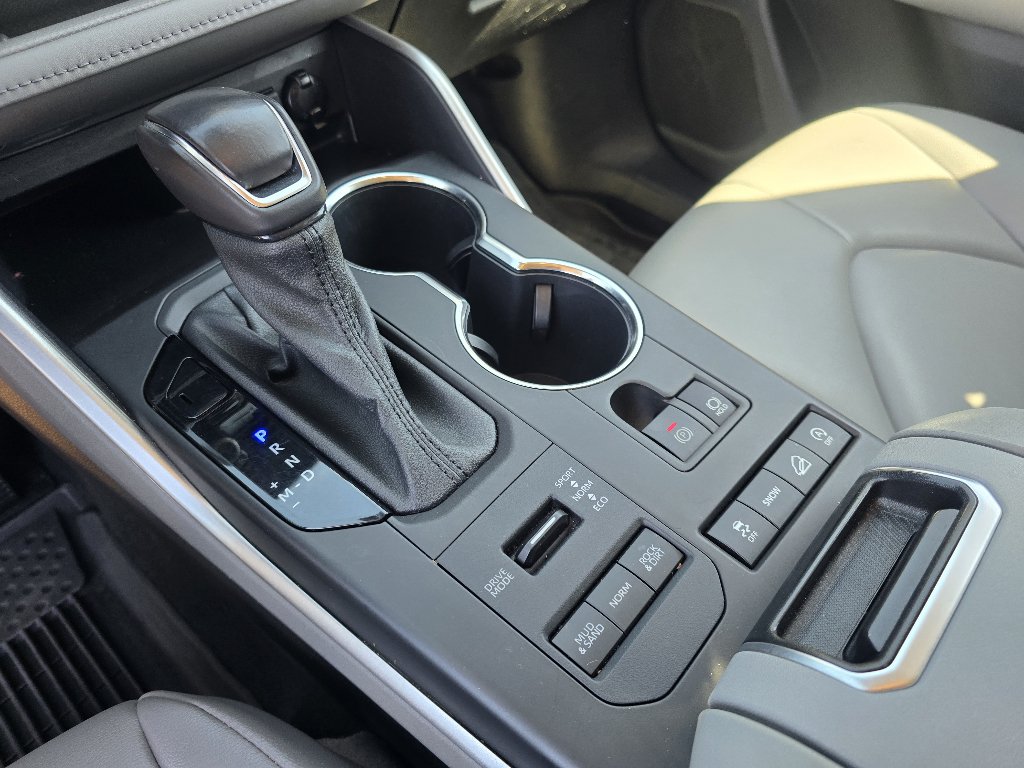 Used 2021 Toyota Highlander XLE AWD/4WD image 21