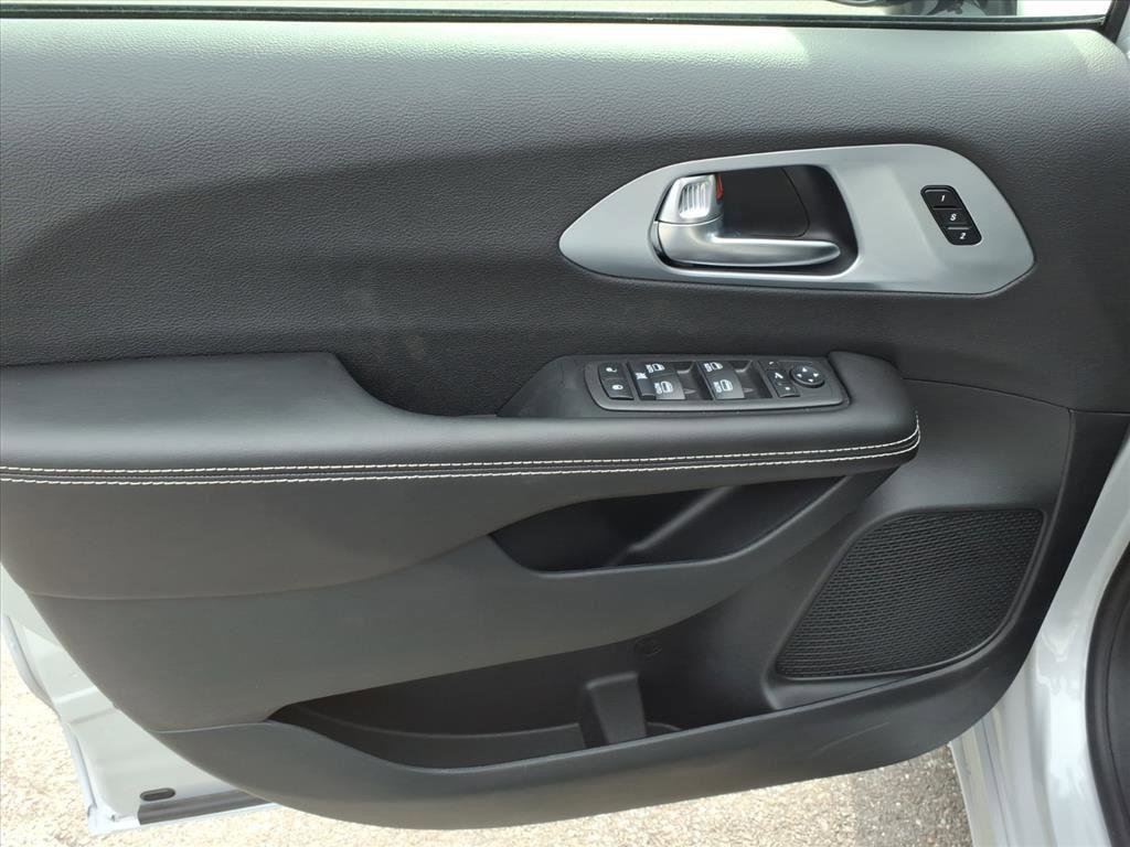 New 2026 Chrysler Pacifica Limited w/ S Appearance Package image 9