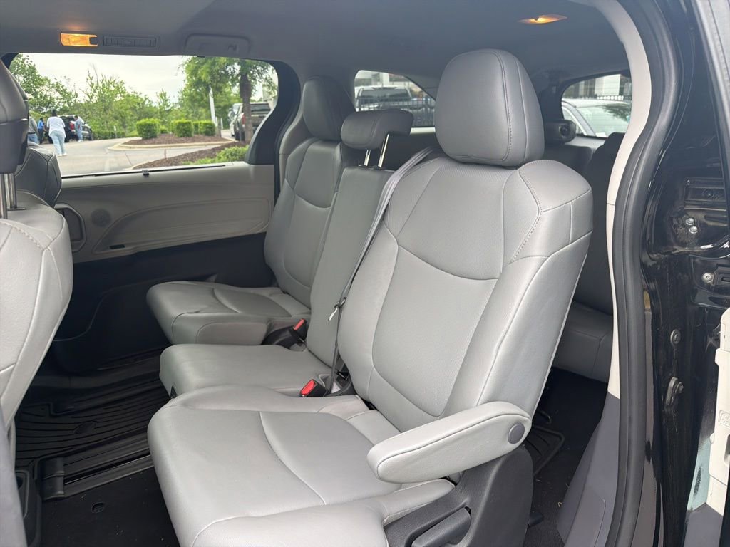 Used 2023 Toyota Sienna XLE FWD image 31