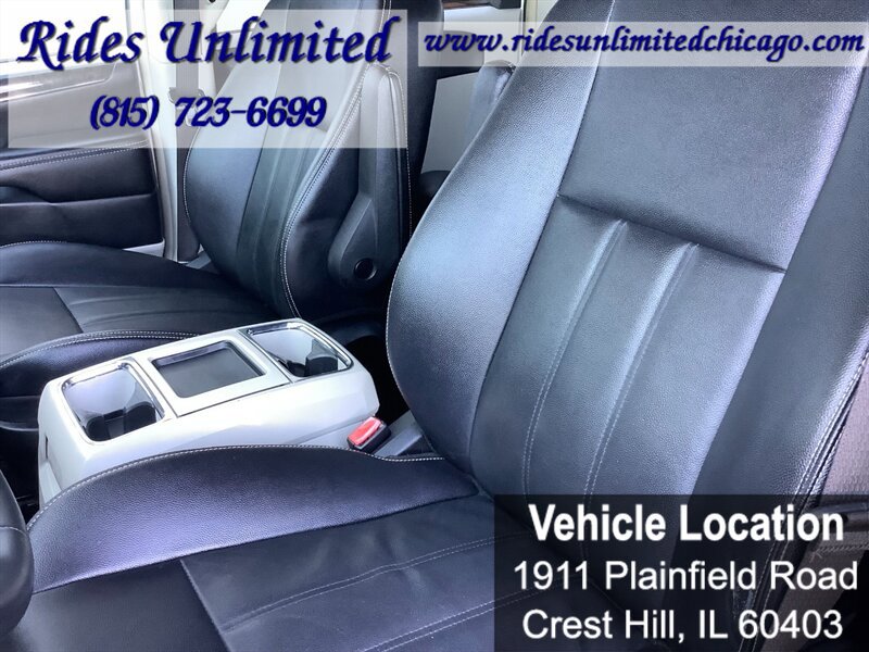 Used 2014 Chrysler Town & Country Touring FWD image 28