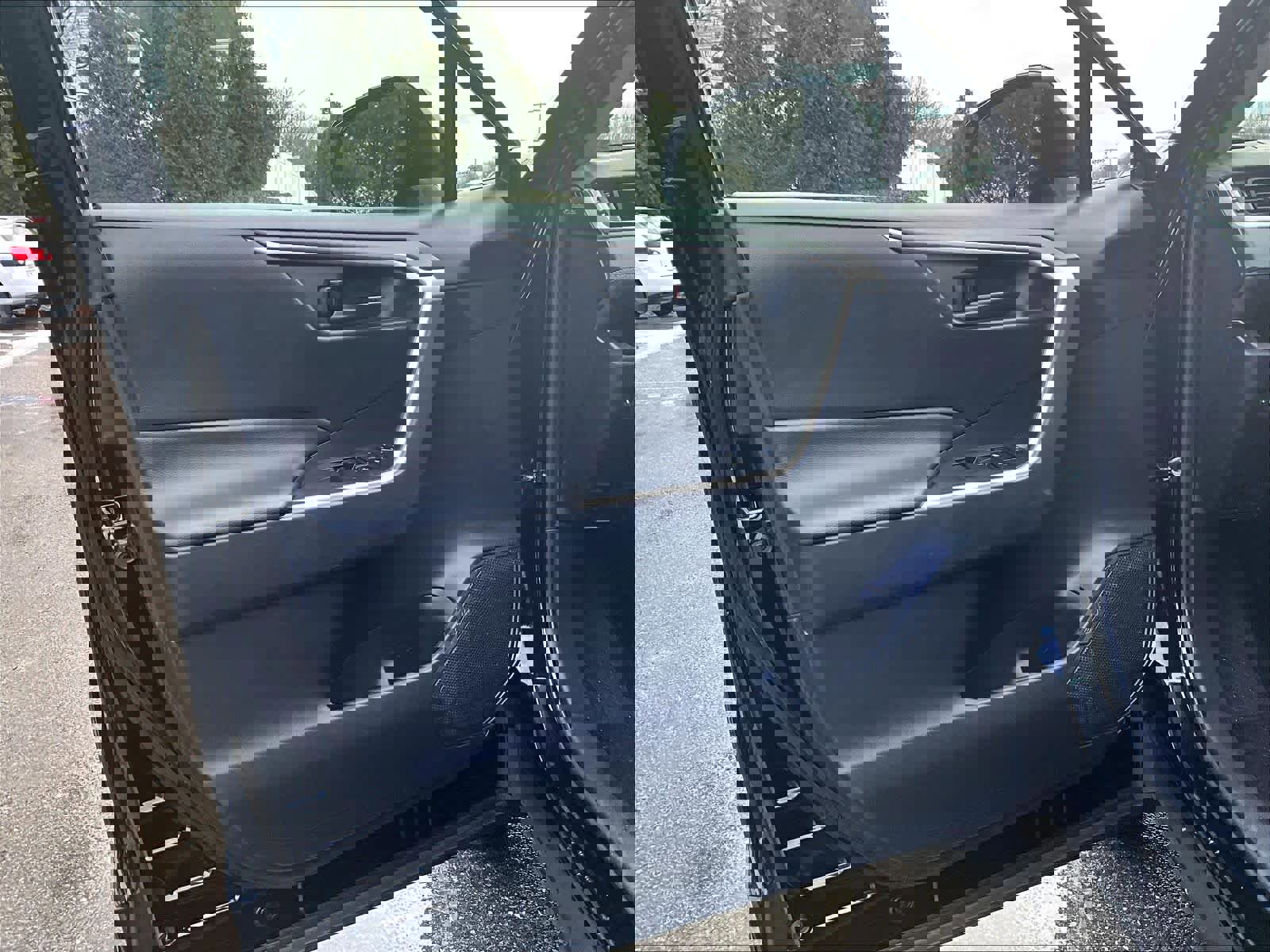 Used 2022 Toyota RAV4 LE image 9