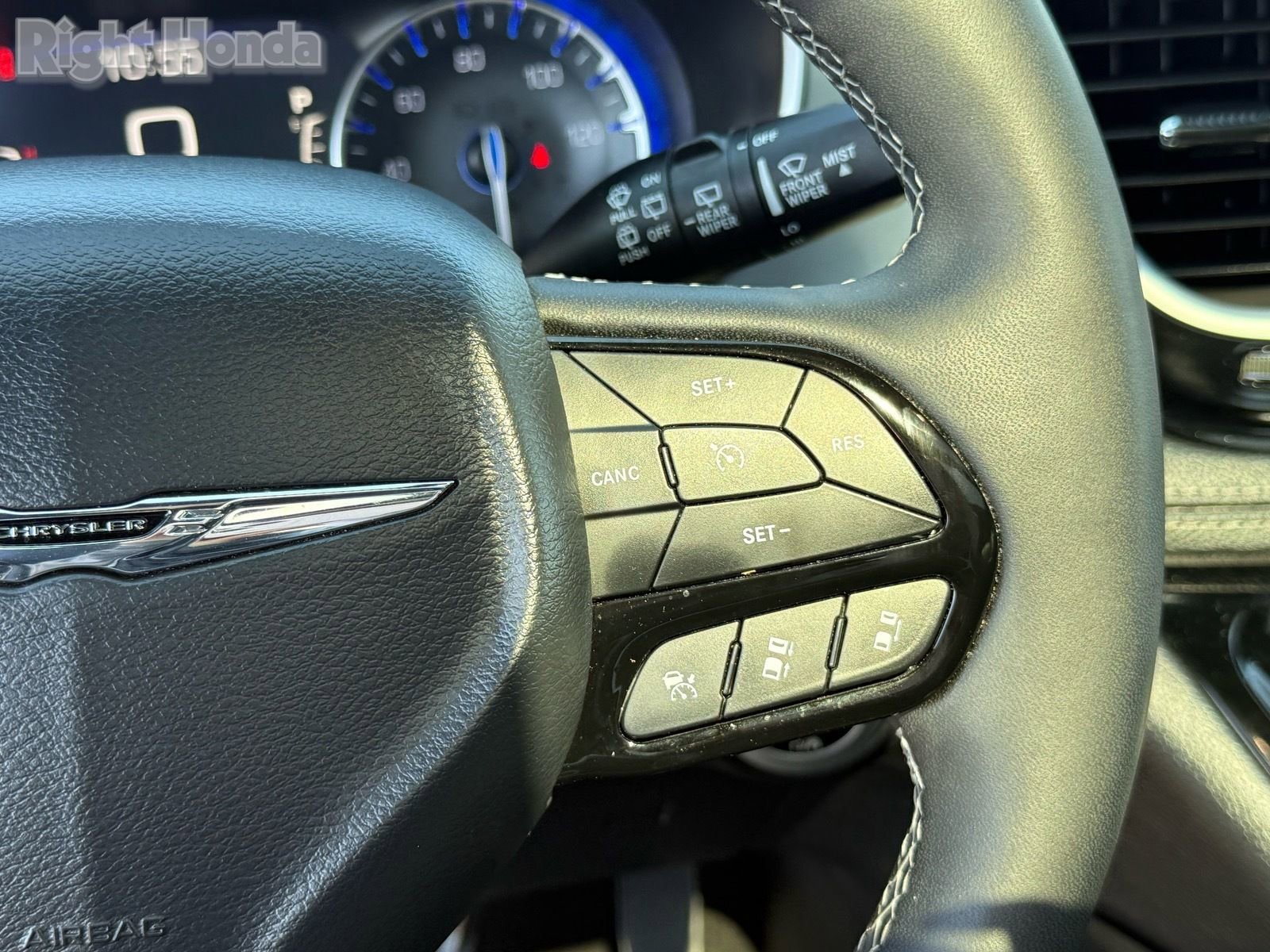 Used 2025 Chrysler Pacifica Limited image 17