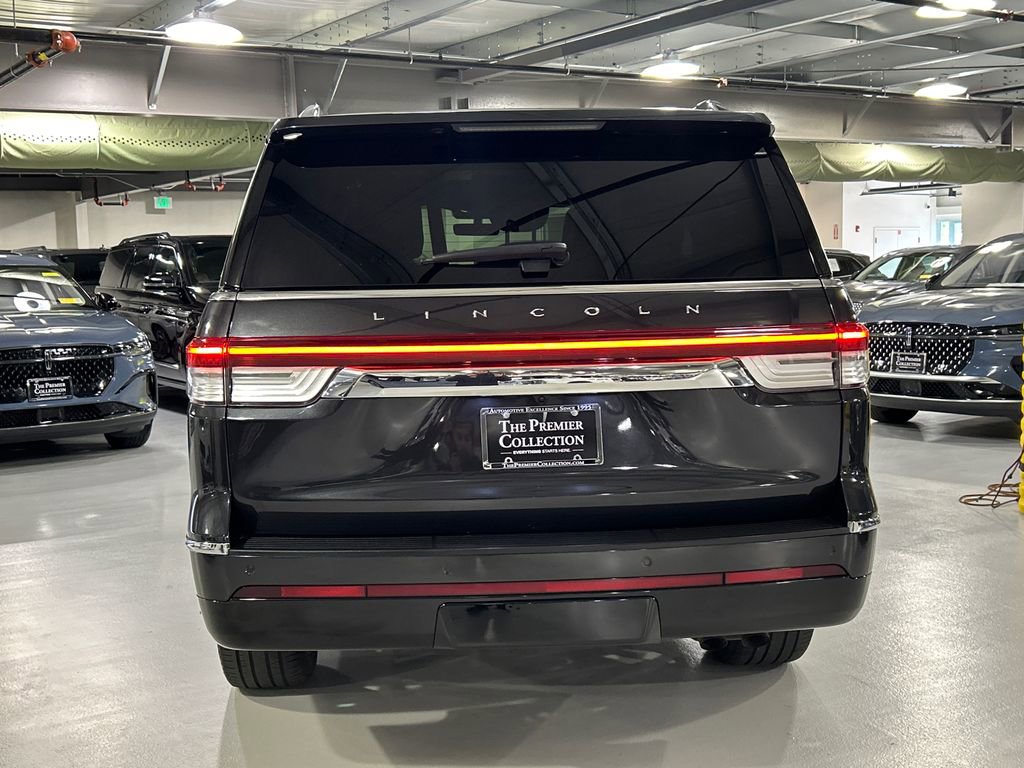 Used 2023 Lincoln Navigator Reserve image 3