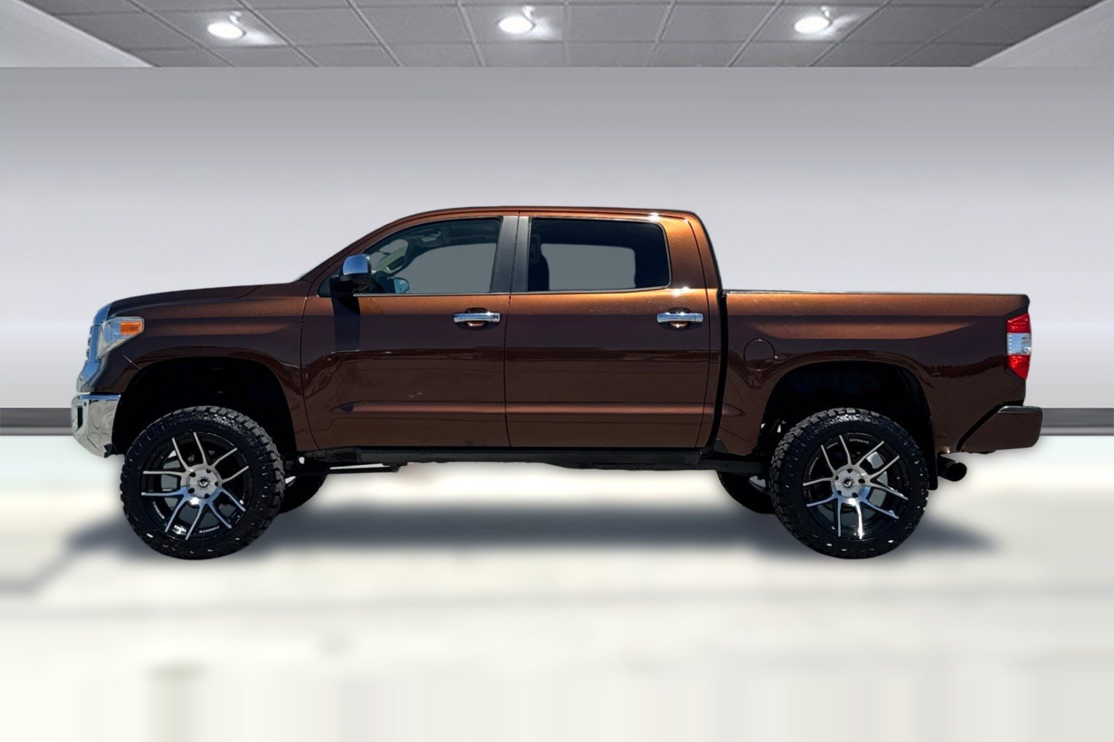 Used 2016 Toyota Tundra Limited w/ Limited Premium Package AWD/4WD image 2