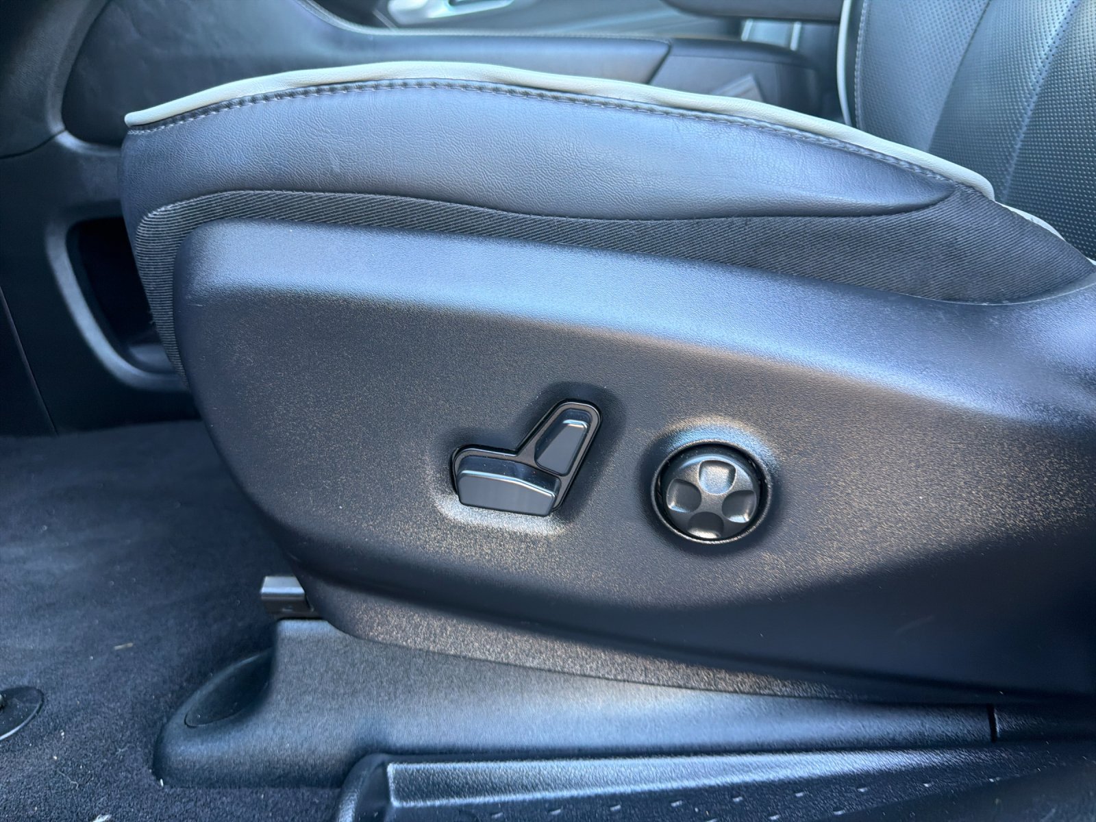 Used 2026 Chrysler Pacifica Limited FWD image 12