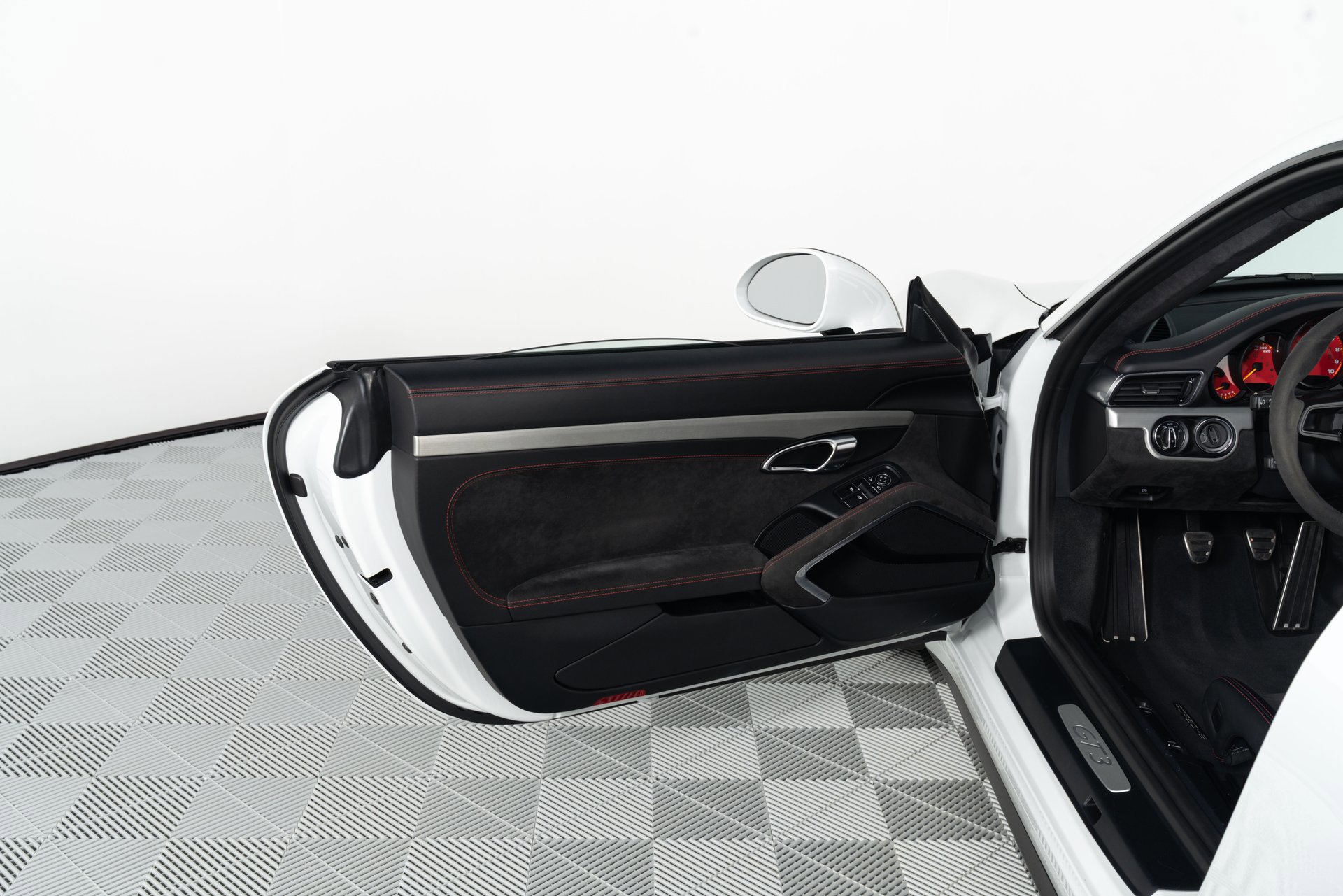 Used 2018 Porsche 911 GT3 RWD image 9