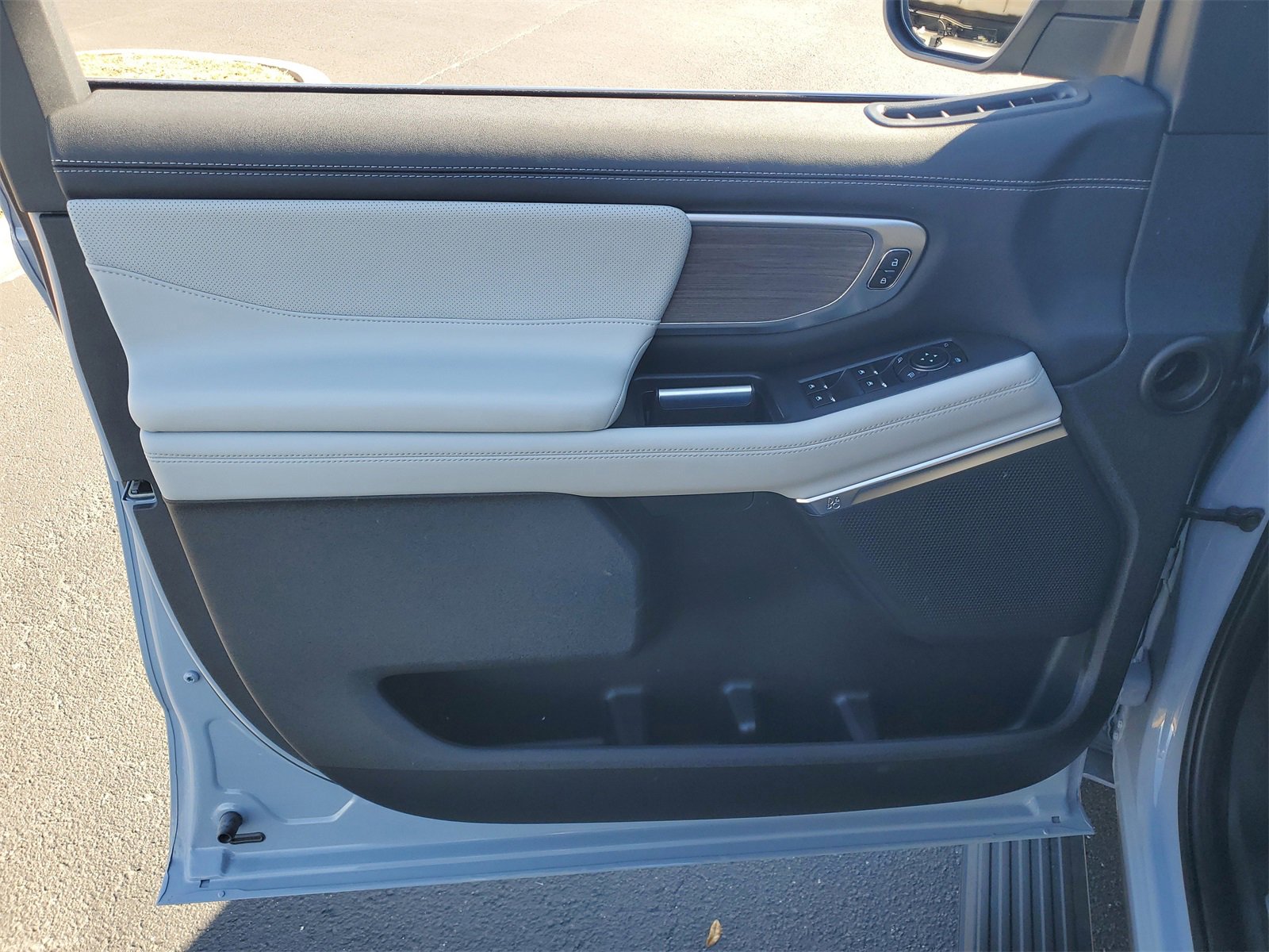 Certified 2025 Ford Expedition Platinum w/ Platinum Ultimate Package image 16