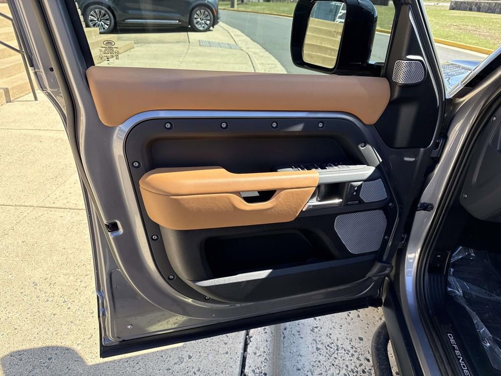 Used 2023 Land Rover Defender 130 X image 27
