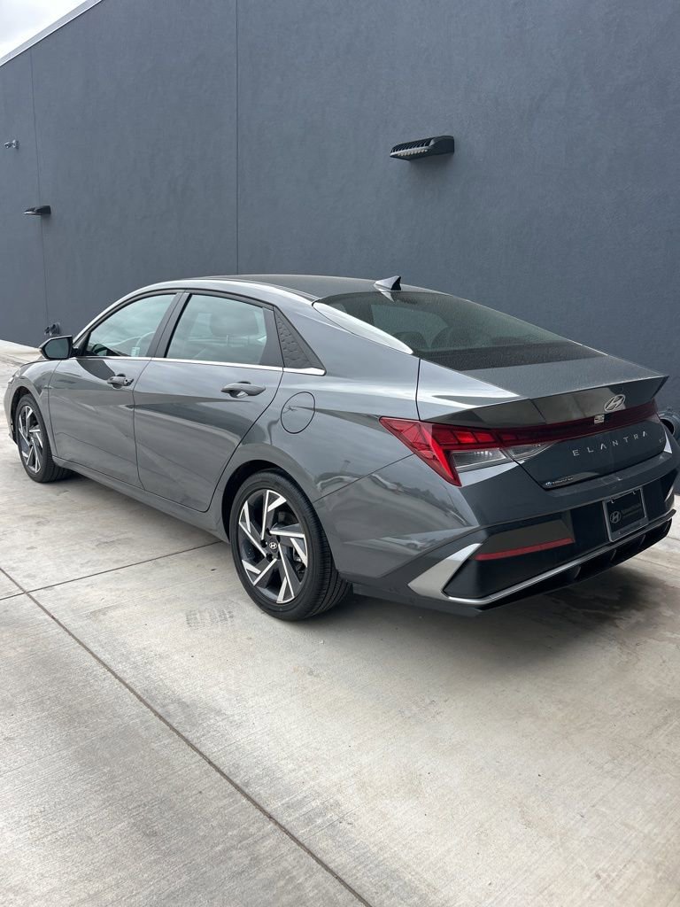 Certified 2025 Hyundai Elantra Limited FWD image 5