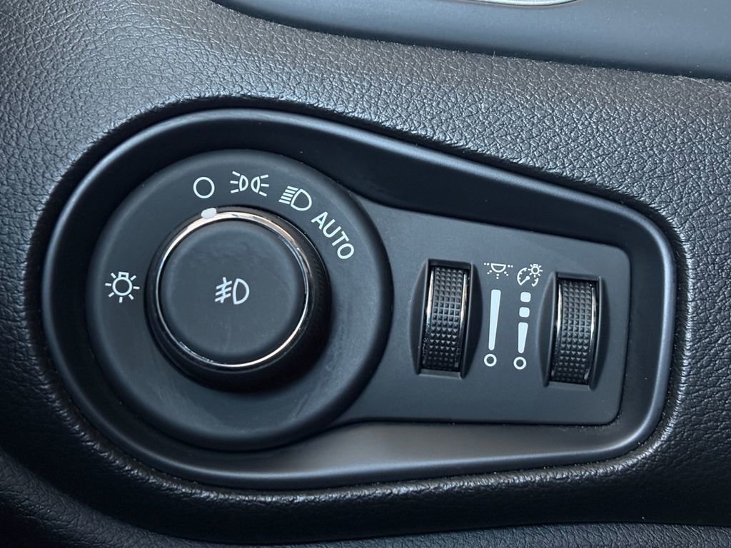 Used 2018 Jeep Renegade Latitude image 4