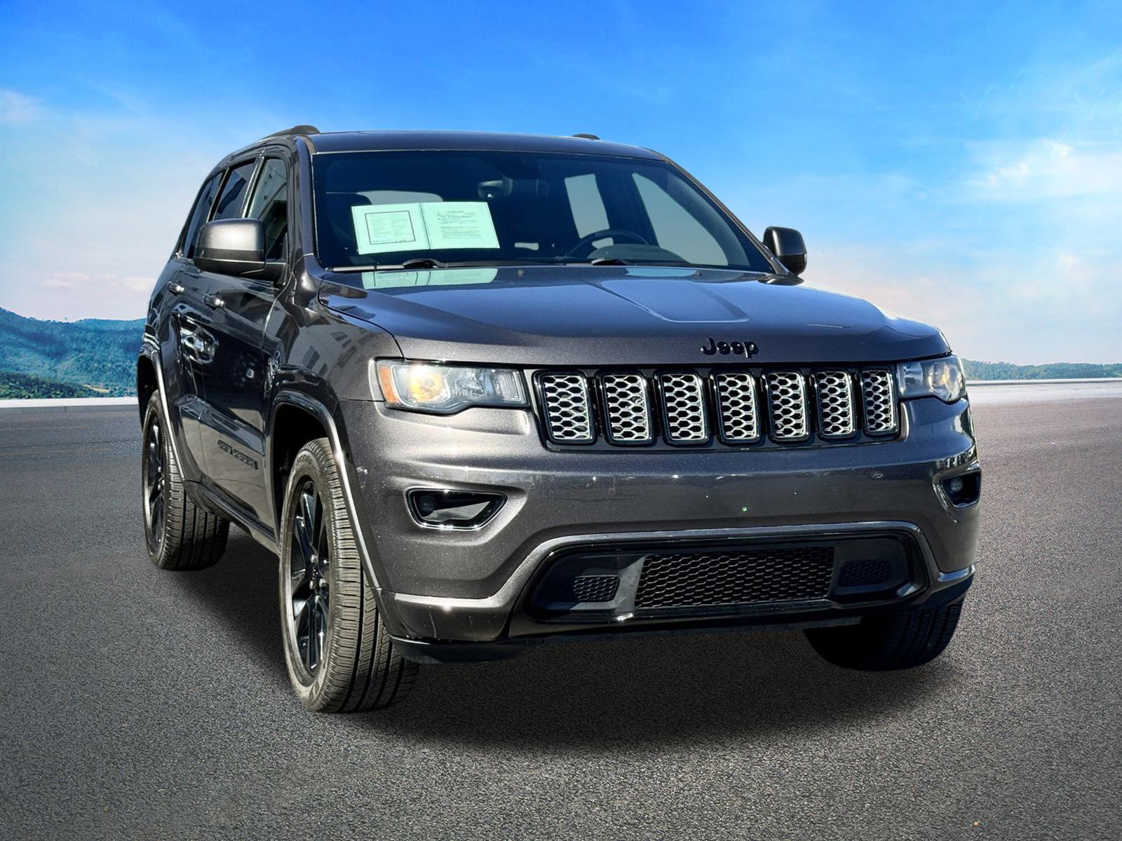 Used 2018 Jeep Grand Cherokee Altitude image 2