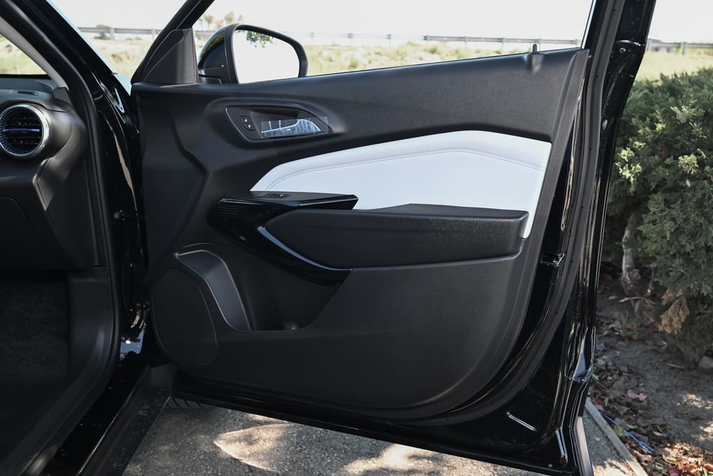 New 2026 Chevrolet Trax LT w/ LPO, Blackout Package FWD image 33