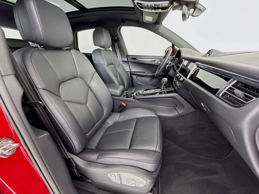 Certified 2025 Porsche Macan AWD/4WD image 31