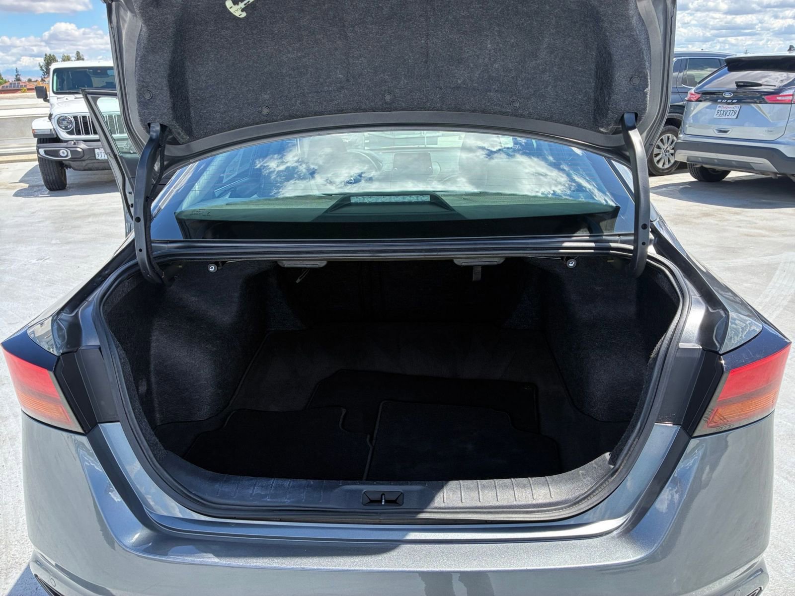 Used 2025 Nissan Altima 2.5 SV FWD image 31