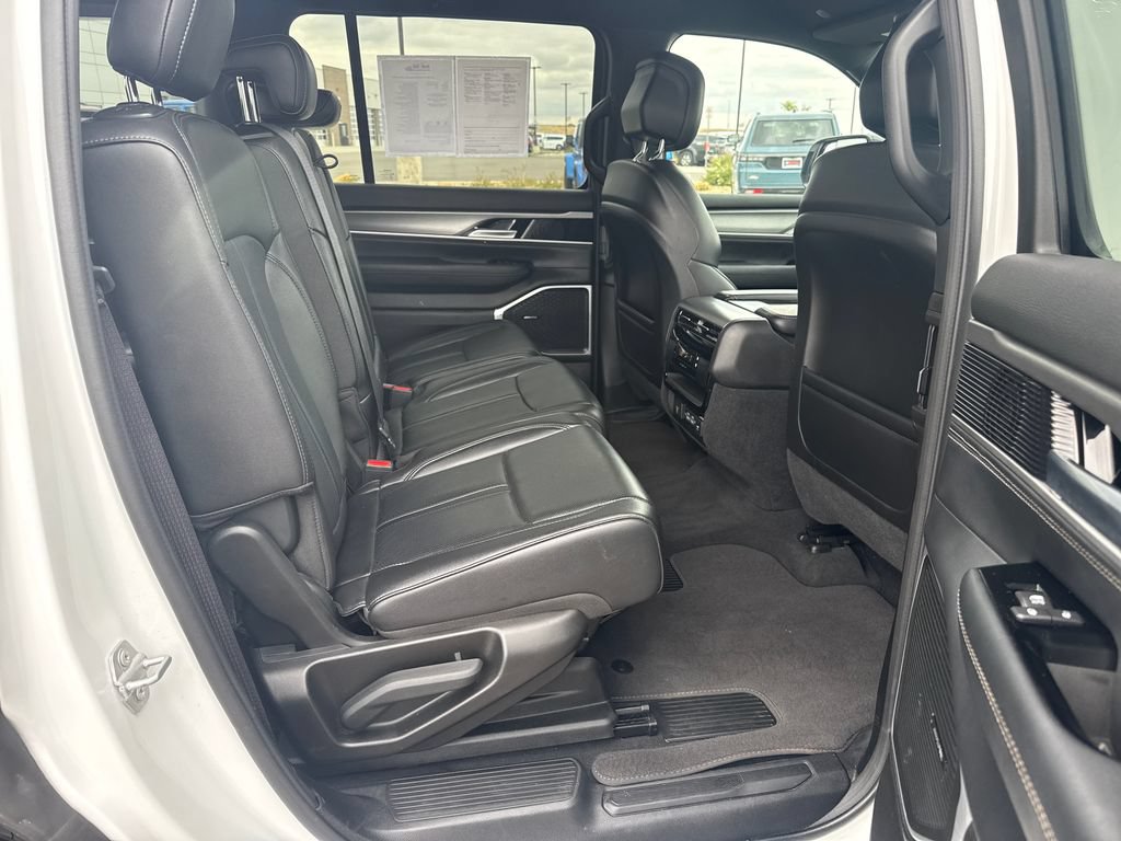Used 2025 Jeep Wagoneer 4WD image 33