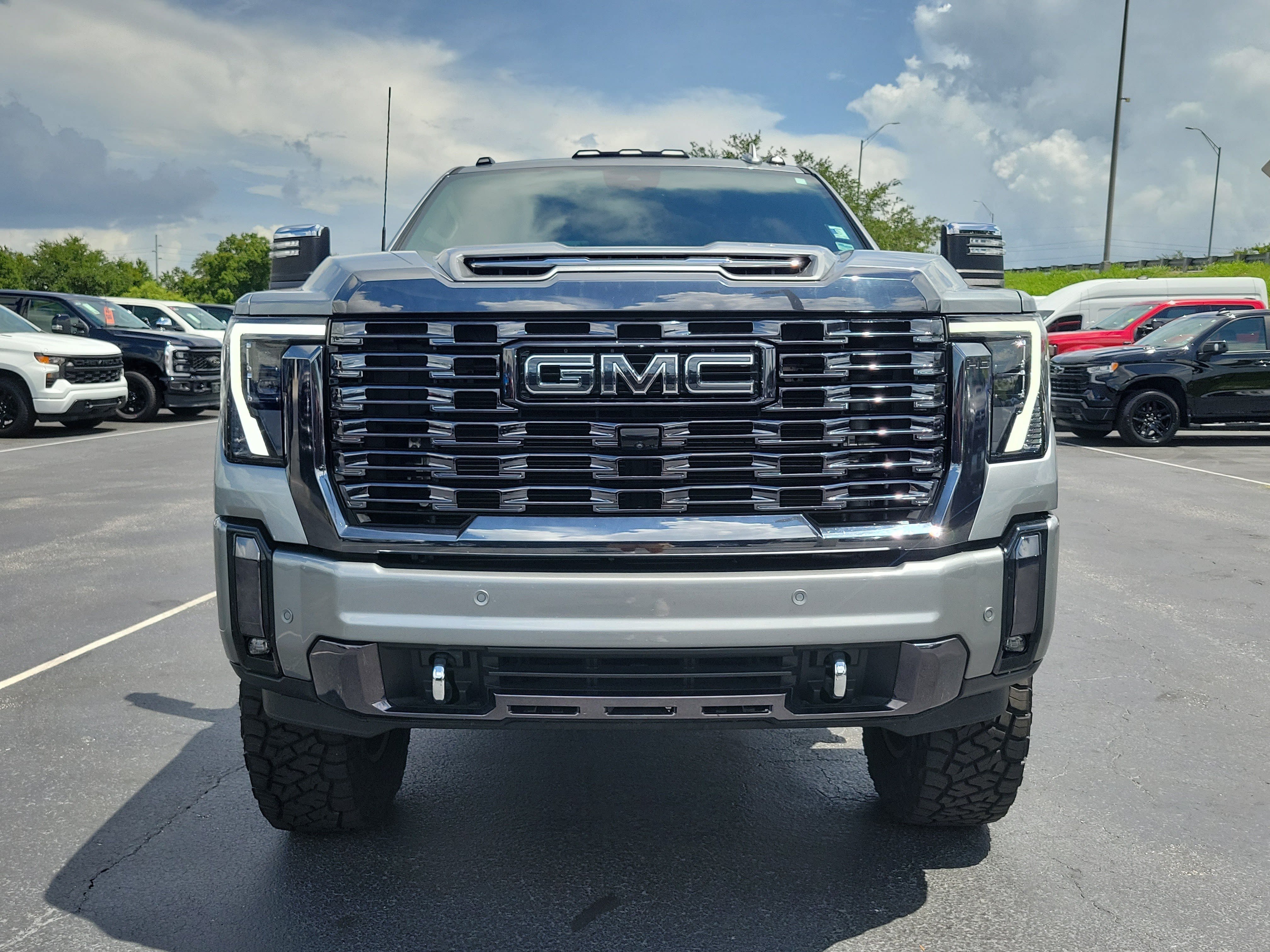 Used 2024 GMC Sierra 2500 Denali Ultimate AWD/4WD image 2