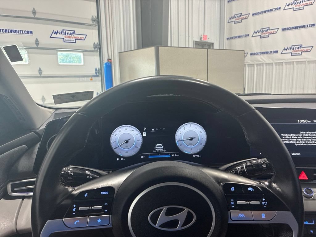 Used 2025 Hyundai Elantra Limited FWD image 15