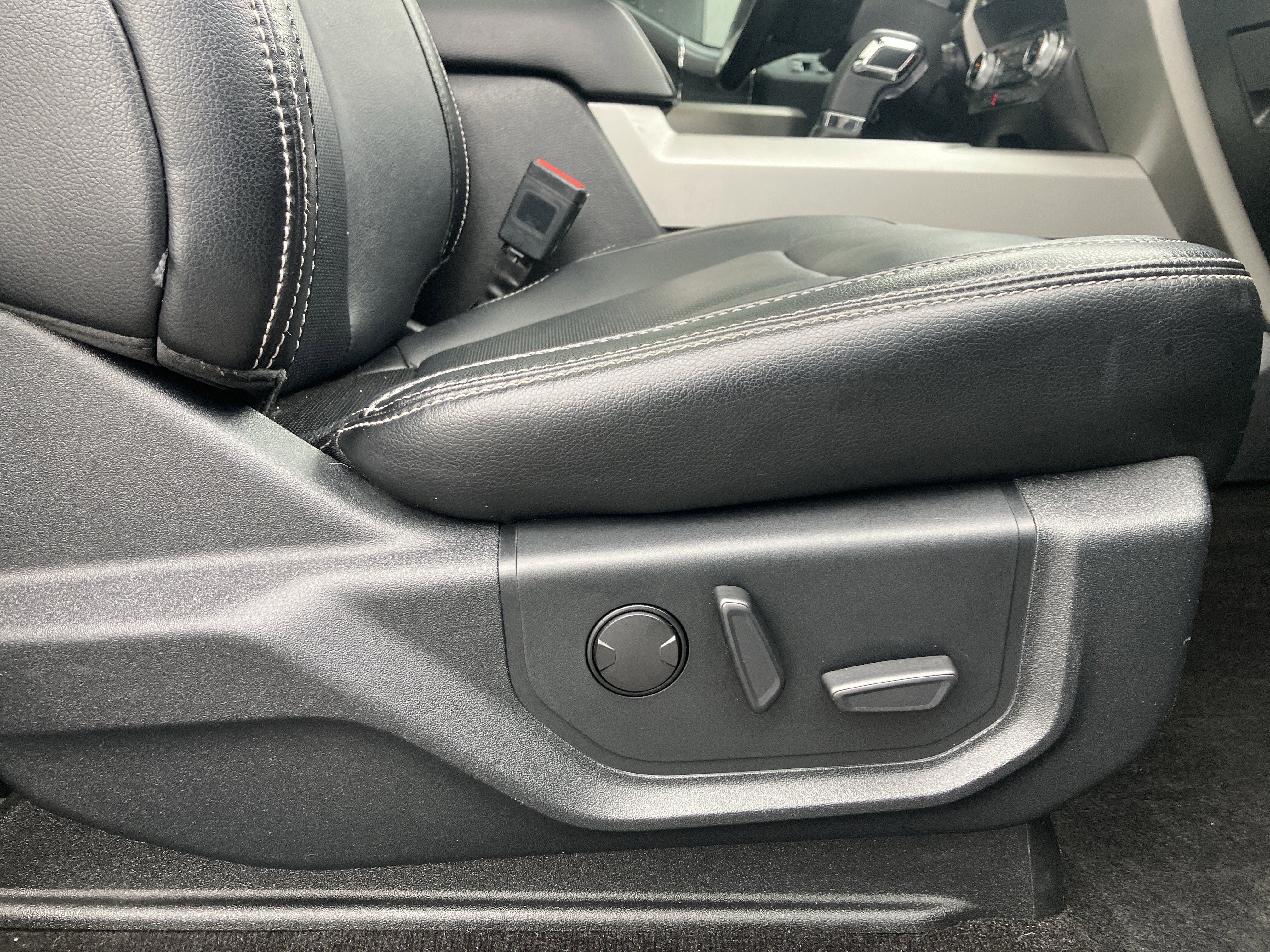 Used 2019 Ford F150 Lariat w/ Equipment Group 502A Luxury image 11