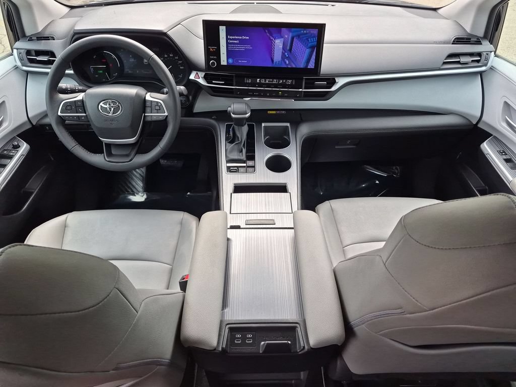Used 2026 Toyota Sienna XLE FWD image 4