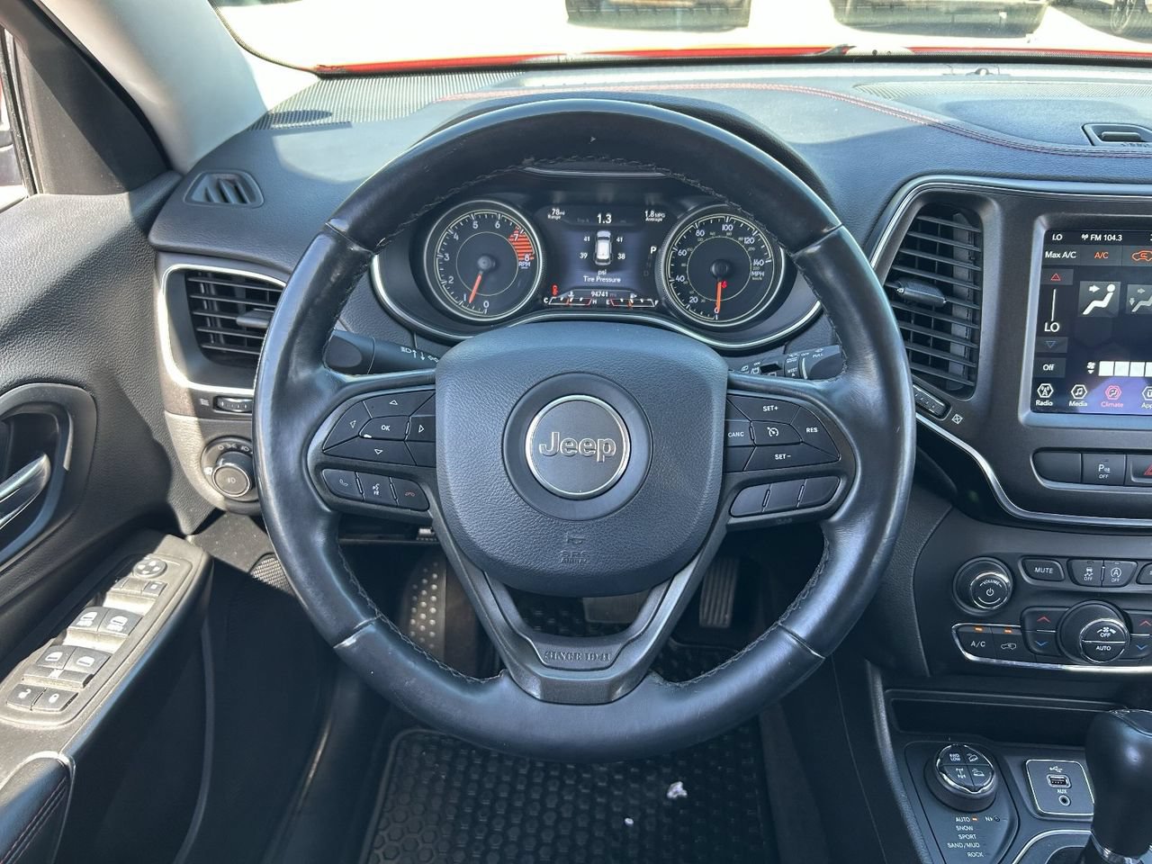 Used 2019 Jeep Cherokee Trailhawk w/ Comfort/Convenience Group AWD/4WD image 22