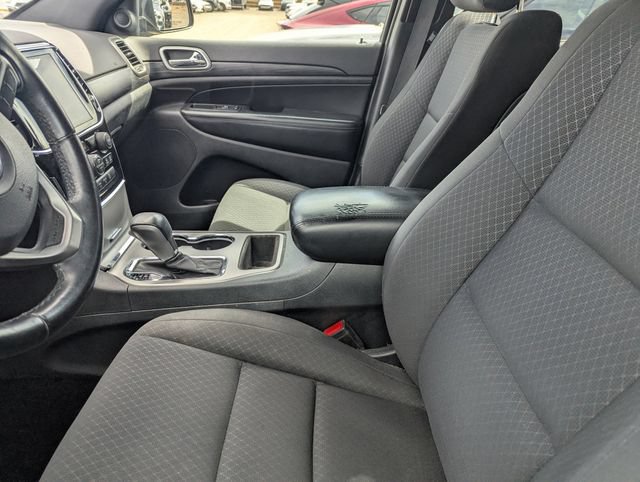 Used 2019 Jeep Grand Cherokee Laredo w/ 18" Wheel & 8.4" Radio Group RWD image 10
