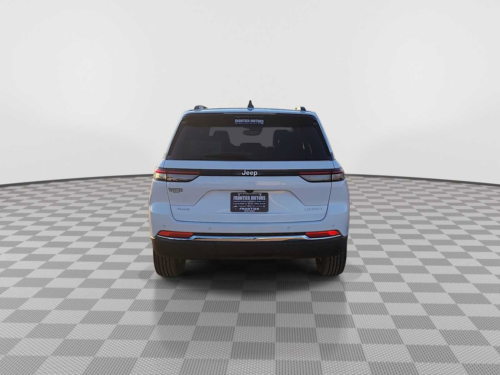 Used 2024 Jeep Grand Cherokee Laredo AWD/4WD image 7